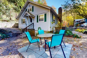 Outdoor dining - Pet Ok・Creekside Cabin Retreat, 1-mi to Parkway (Gatlinburg)