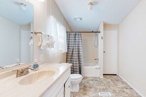Shower, towels, shampoo - Riverfront Stay, Sleeps 6, Deck, Firepit, Water View (Andersonville)