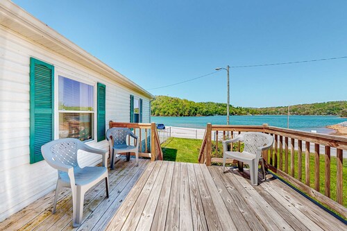 Riverfront Stay, Sleeps 6・Deck・Firepit・Water View