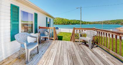 Riverfront Stay, Sleeps 6・Deck・Firepit・Water View