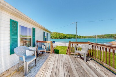 Riverfront Stay, Sleeps 6, Deck, Firepit, Water View