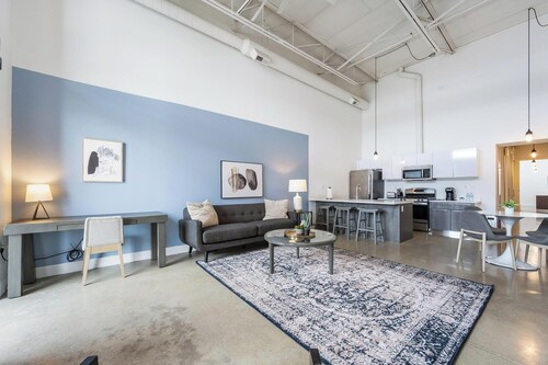 Landing | Incredible 2BD, Pool, Gym