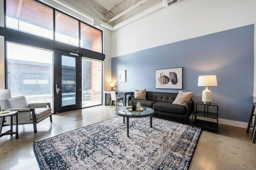 Landing | Stunning 2BD, Pool, Gym