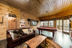 Televisión, chimenea y oficina 