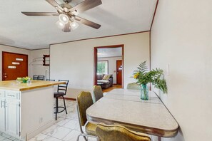 Dining - Norris Lake Cabin Getaway, Sleeps 6・View・Fire pit (New Tazewell)