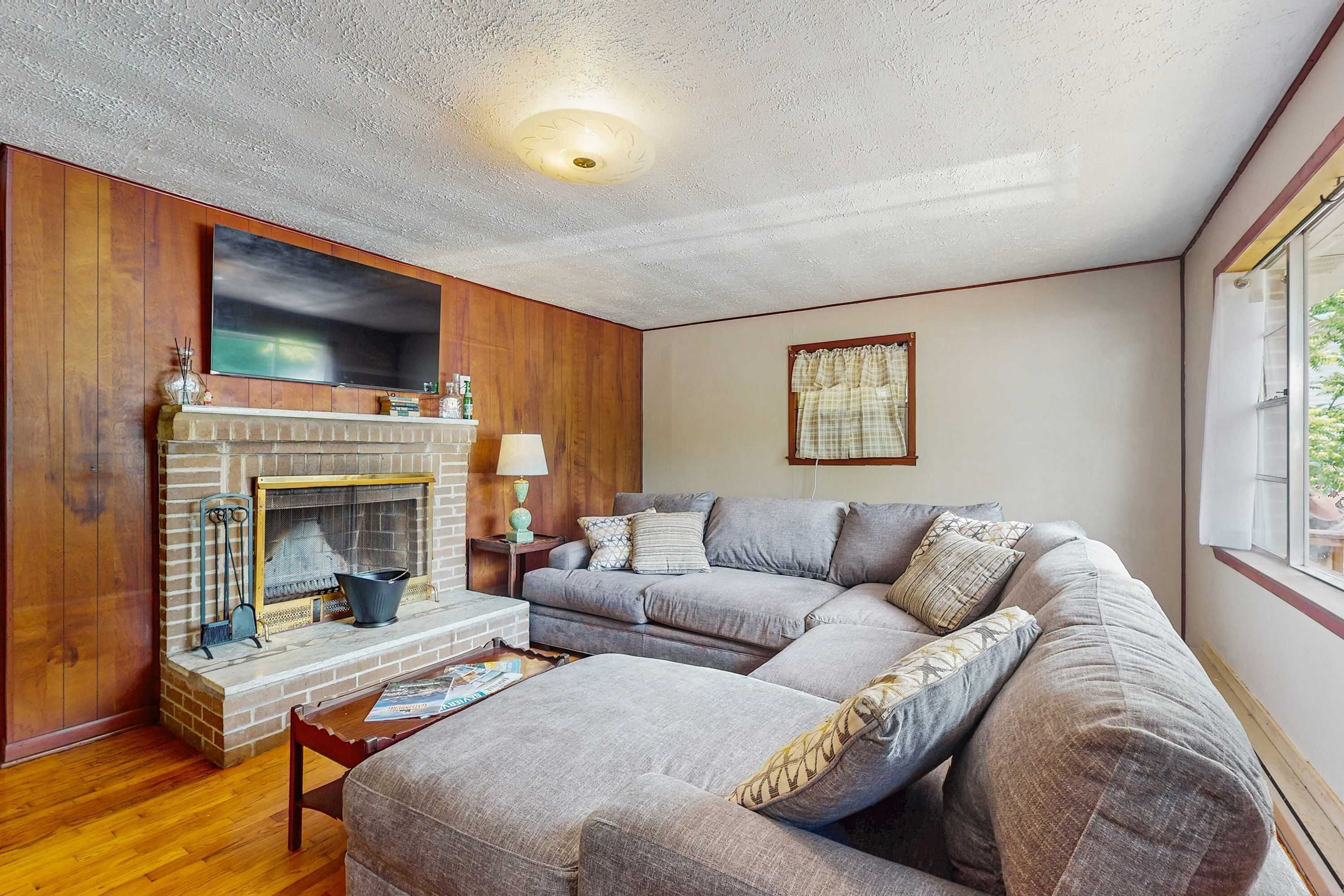 Tv, pejs, dvd-afspiller, kontorer