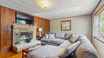 Tv, pejs, dvd-afspiller, kontorer