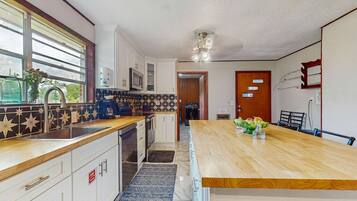 Køleskab, mikrobølgeovn, ovn, kogeplade