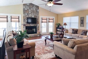 Una televisión, una chimenea, videojuegos, un reproductor de DVD