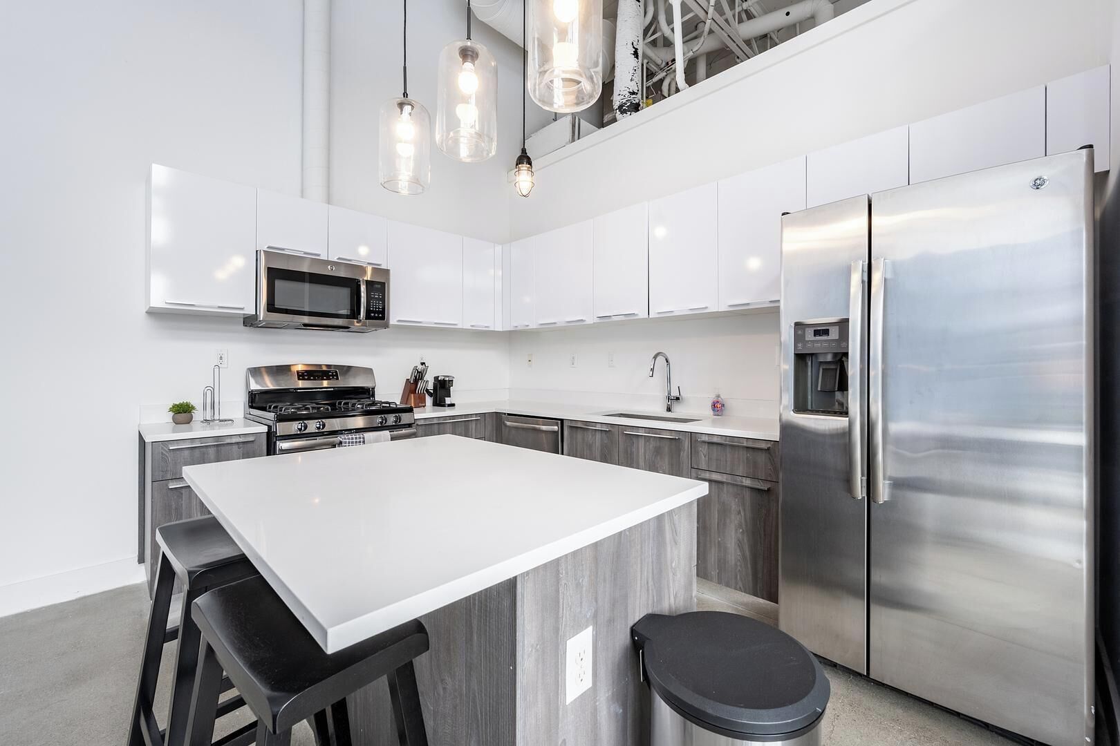 Kjøleskap og spisebord