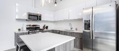 Kjøleskap og spisebord