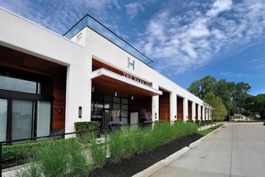 Exterior - Landing | Stunning 1BD, Gym, Pool (Royal Oak)