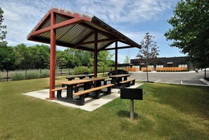 Outdoor dining - Landing | Stunning 1BD, Gym, Pool (Royal Oak)