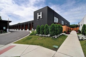 Exterior - Landing | Amazing 1BD, Gym, Pool (Royal Oak)