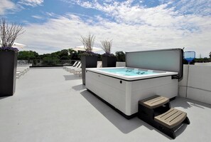 Terrace/patio - Landing | Amazing 1BD, Gym, Pool (Royal Oak)