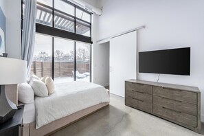 Desk, iron/ironing board, WiFi, bed sheets - Landing | Amazing 1BD, Gym, Pool (Royal Oak)