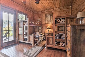 4 bedrooms, iron/ironing board, WiFi, bed sheets - Lakefront Cabin, Sleeps 16, Dock, FirePit, Hot Tub (New Tazewell)