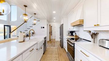 冰箱、微波炉、烤箱、炉灶