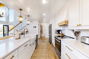 冰箱、微波炉、烤箱、炉灶