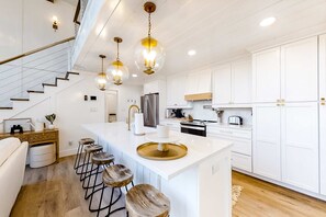 冰箱、微波炉、烤箱、炉灶