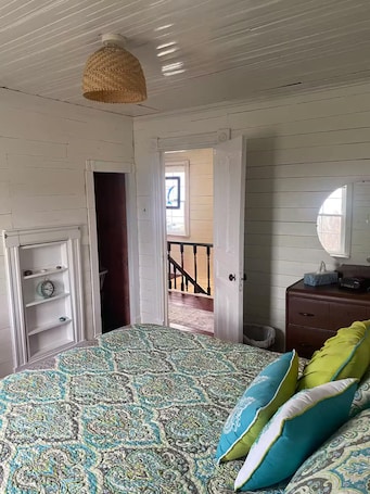 3 bedrooms, iron/ironing board, WiFi, bed sheets. Salt box on Brinson’s