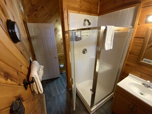 Shower, hair dryer, towels, shampoo - Near Dollywood Cabin Escape・Hot Tub・Fireplace・Deck (Gatlinburg)