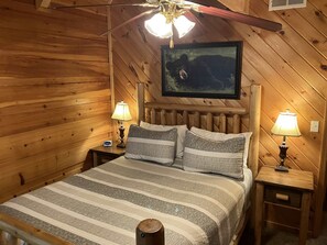 2 bedrooms, iron/ironing board, WiFi, bed sheets - Near Dollywood Cabin Escape・Hot Tub・Fireplace・Deck (Gatlinburg)