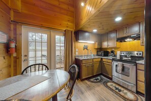 Fridge, microwave, oven, stovetop - Near Dollywood Cabin Escape・Hot Tub・Fireplace・Deck (Gatlinburg)