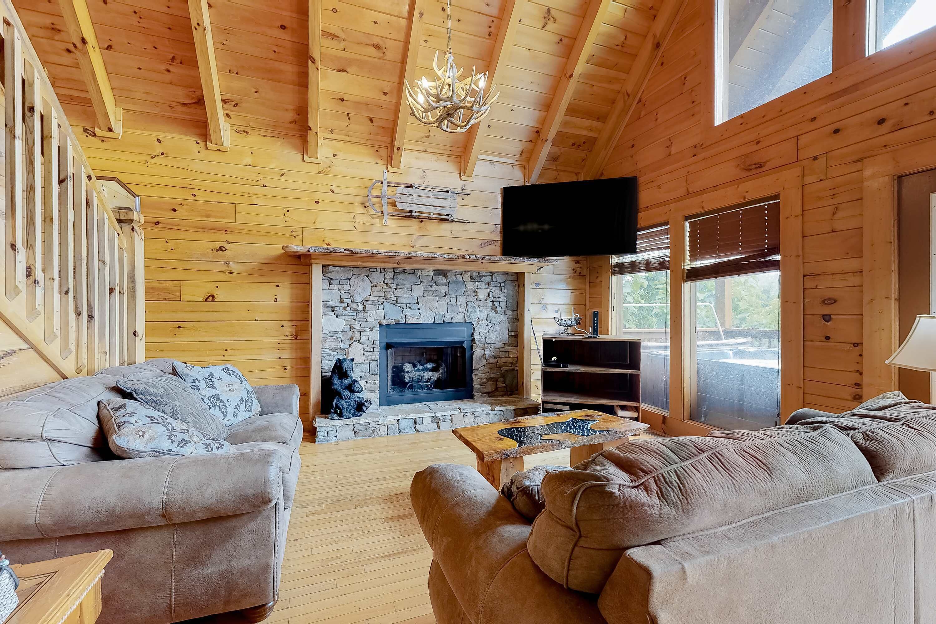 Televisión, chimenea, reproductor de DVD y futbolito 