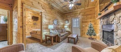 Una televisión, una chimenea, un reproductor de DVD, una oficina