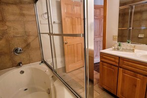 Shower, hair dryer, towels - Cozy 2BR Resort Condo Near Dollywood・Pools ・Sauna (Pigeon Forge)