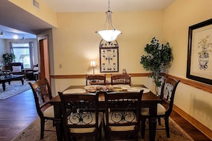 Dining - Cozy 2BR Resort Condo Near Dollywood・Pools ・Sauna (Pigeon Forge)