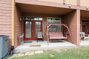 Terrace/patio - Cozy 2BR Resort Condo Near Dollywood・Pools ・Sauna (Pigeon Forge)
