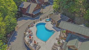 A resort with a large swimming pool, multiple guest rooms, and a covered outdoor area. - Cozy 2BR Resort Condo Near Dollywood・Pools ・Sauna (Pigeon Forge)