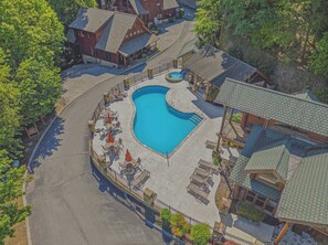 A resort with a large swimming pool, multiple guest rooms, and a covered outdoor area. - Cozy 2BR Resort Condo Near Dollywood・Pools ・Sauna (Pigeon Forge)