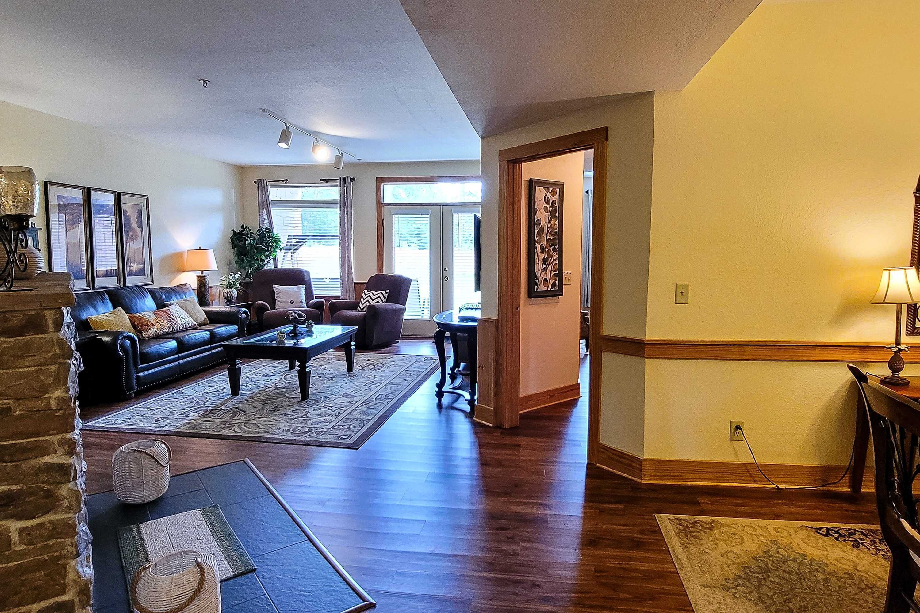 Télévision, cheminée, espaces bureaux