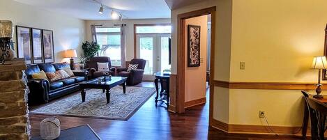 Télévision, cheminée, espaces bureaux