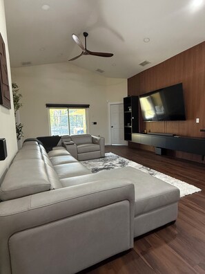 Smart TV, video games, stereo - modern 4BR Disney area with private/lighted pool (Davenport)