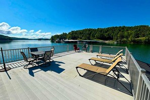 Outdoor dining - Lakefront Cabin, Sleeps 14・2 Level Dock・Sun Deck (LaFollette)