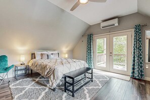 Room - Lakefront cabin with two-level dock, sun deck and internet (LaFollette)