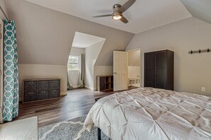4 bedrooms, iron/ironing board, WiFi, bed sheets - Lakefront Cabin, Sleeps 14・2 Level Dock・Sun Deck (LaFollette)