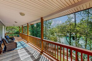 Terrace/patio - Lakefront Cabin, Sleeps 14・2 Level Dock・Sun Deck (LaFollette)