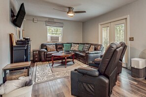 TV, DVD player, offices - Lakefront Cabin, Sleeps 14・2 Level Dock・Sun Deck (LaFollette)