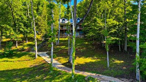 A pathway leading to a multi-story building surrounded by trees. - Lakefront Cabin, Sleeps 14・2 Level Dock・Sun Deck (LaFollette)