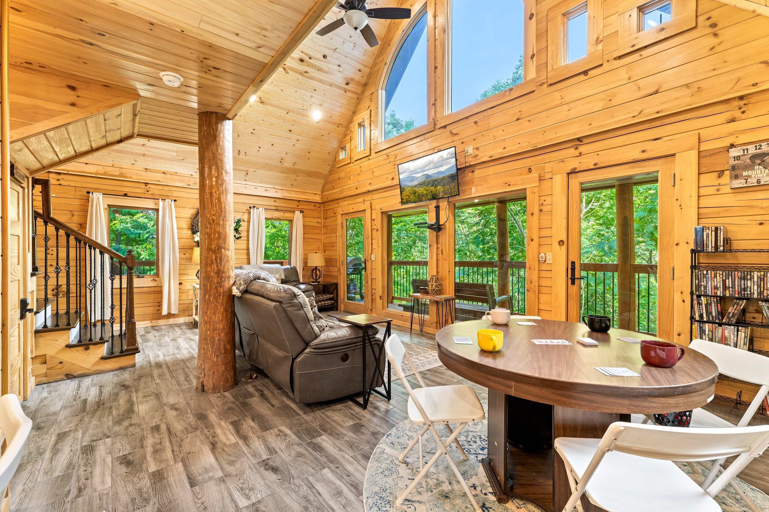 Una televisión, videojuegos, un reproductor de DVD, una oficina