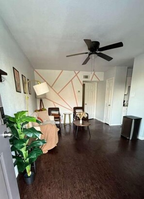 TV - Sleek 1bed 1bath apt by Downtown & Farmers Market (Houston)