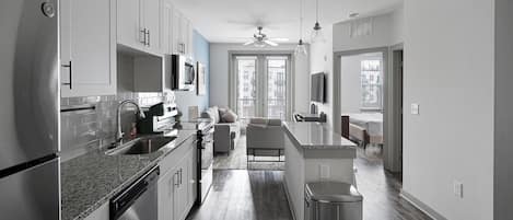 Refrigerador, mesa de comedor