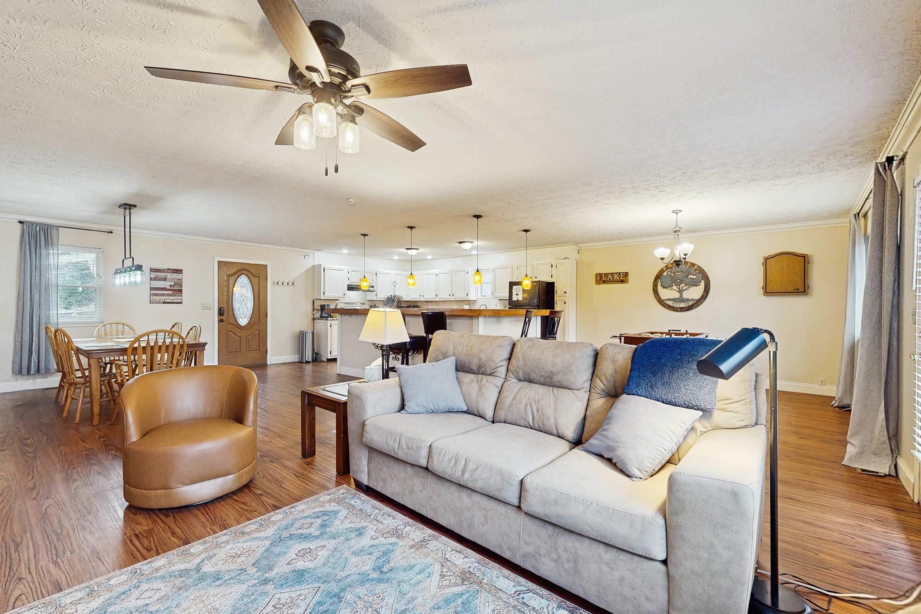 Télévision, cheminée, lecteur de DVD, baby-foot