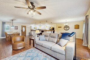 Televisión, chimenea, reproductor de DVD y futbolito 