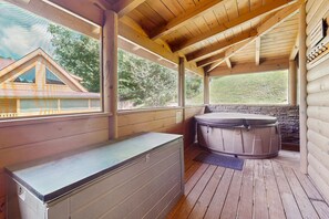 Interior - Lakeside Cabin, Sleep 18・Hot tub・Games・Dog Welcome (Caryville)